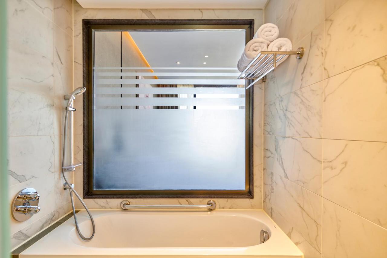 Crowne Plaza - West Cairo Arkan By Ihg 6th of October City Bagian luar foto A shower over a bathtub
