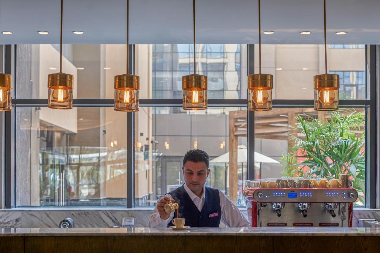 Crowne Plaza - West Cairo Arkan By Ihg 6th of October City Bagian luar foto Barista at work