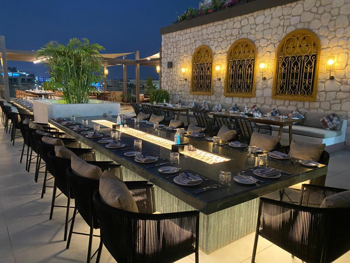 Crowne Plaza - West Cairo Arkan By Ihg 6th of October City Bagian luar foto The rooftop bar at the hotel