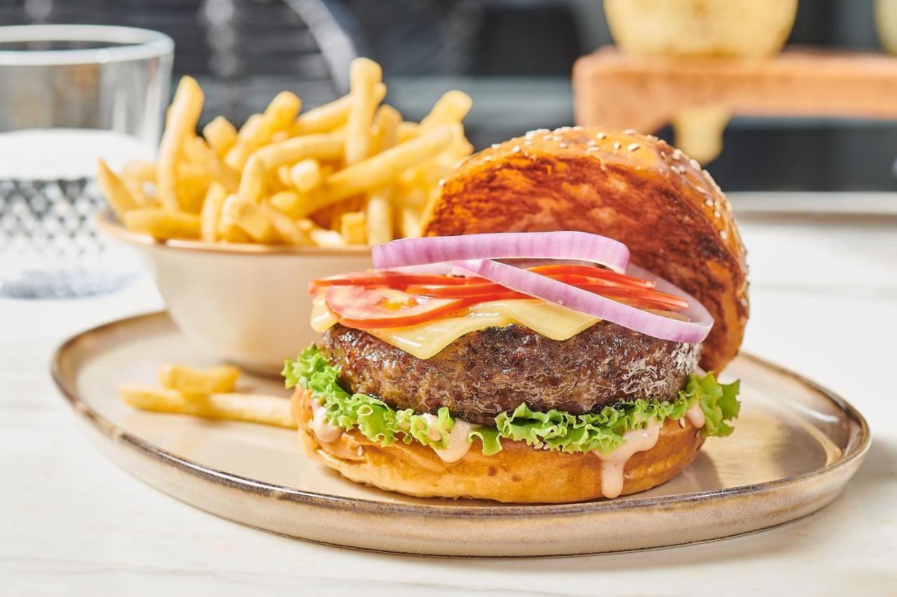 Crowne Plaza - West Cairo Arkan By Ihg 6th of October City Bagian luar foto A hamburger with fries
