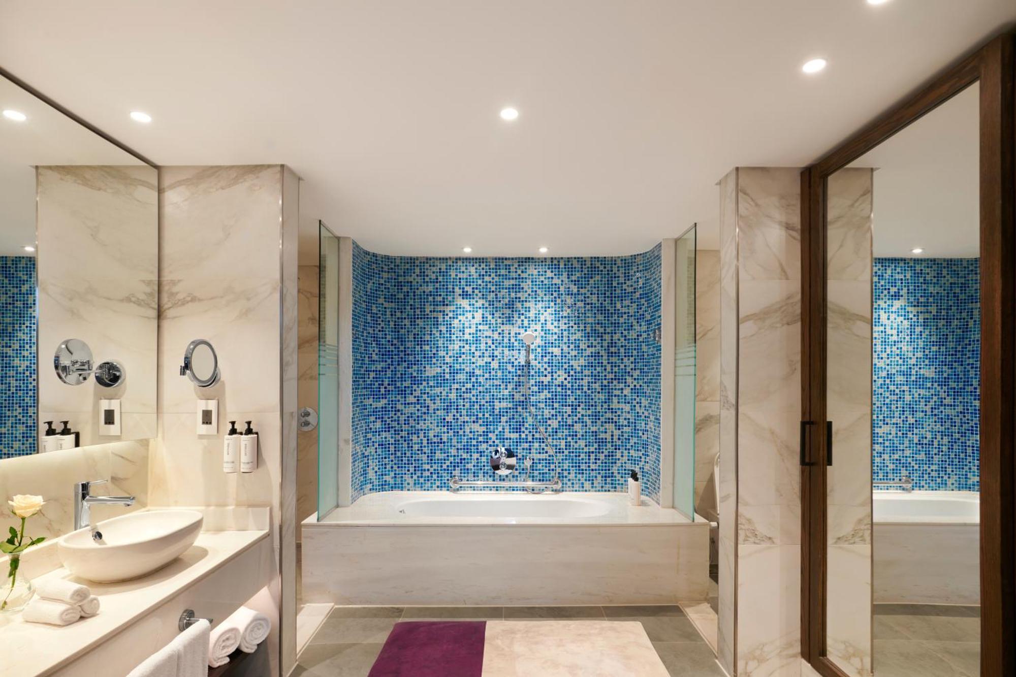 Crowne Plaza - West Cairo Arkan By Ihg 6th of October City Bagian luar foto Bathroom